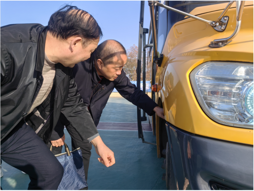 江南片區(qū)開展校車安全專項(xiàng)檢查/ 圖片
