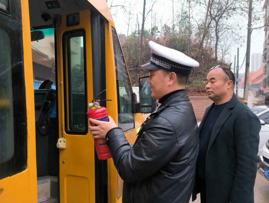大祥交警:開展聯(lián)合安全檢查 筑牢校車安全防線 圖片