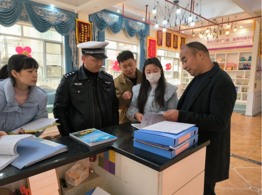 大祥交警:開展聯(lián)合安全檢查 筑牢校車安全防線 圖片