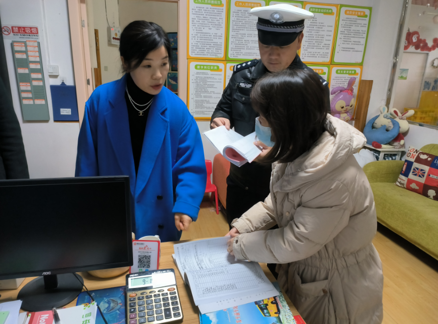 大祥交警:開展聯(lián)合安全檢查 筑牢校車安全防線 圖片