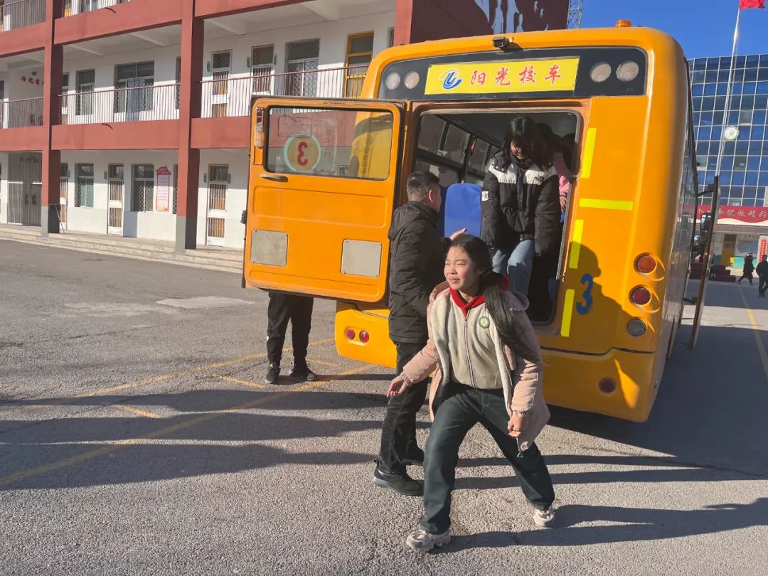 校車演練不松懈 逃生自救記心間 校車演練不松懈 逃生自救記心間