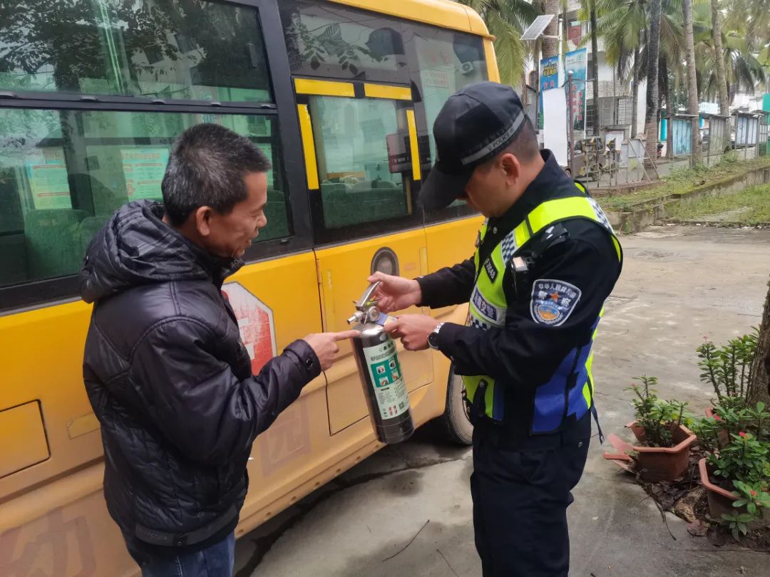 瓊中交警走進幼兒園開展校車安全檢查及宣傳活動/ 圖片