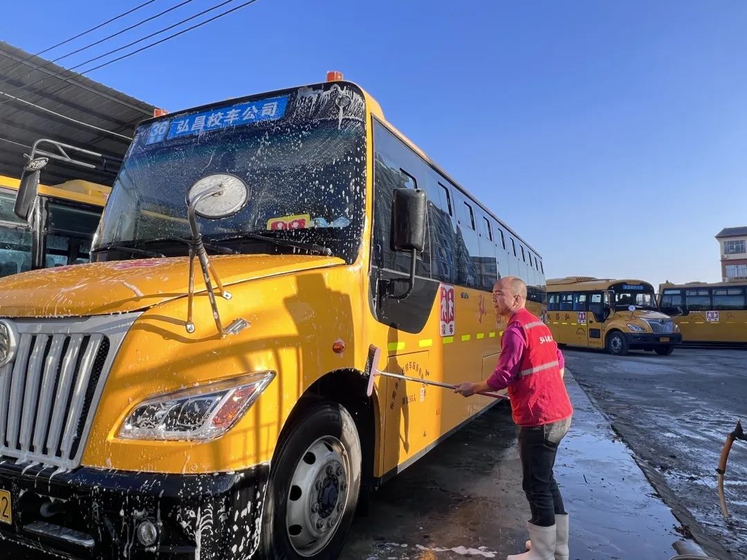 用心呵護 用愛護航 | 為確保新學(xué)期校車安全運行，校車大掃除保養(yǎng)很重要