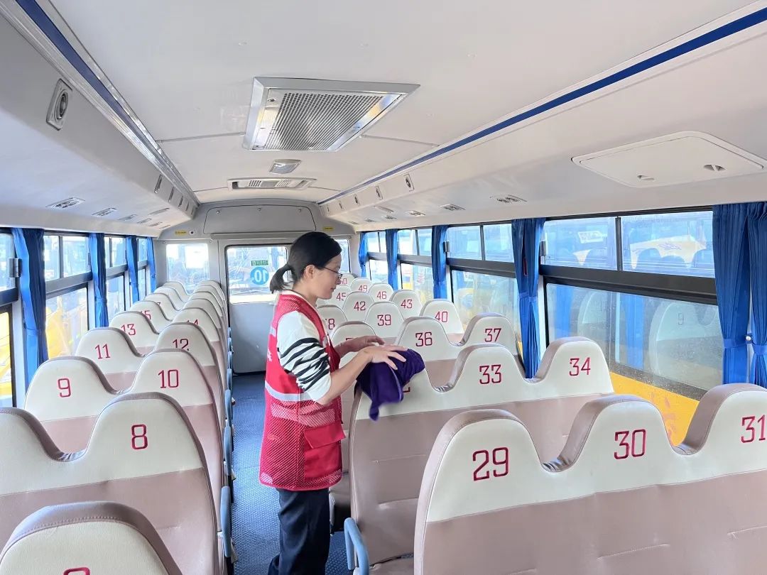 用心呵護 用愛護航 | 為確保新學(xué)期校車安全運行，校車大掃除保養(yǎng)很重要