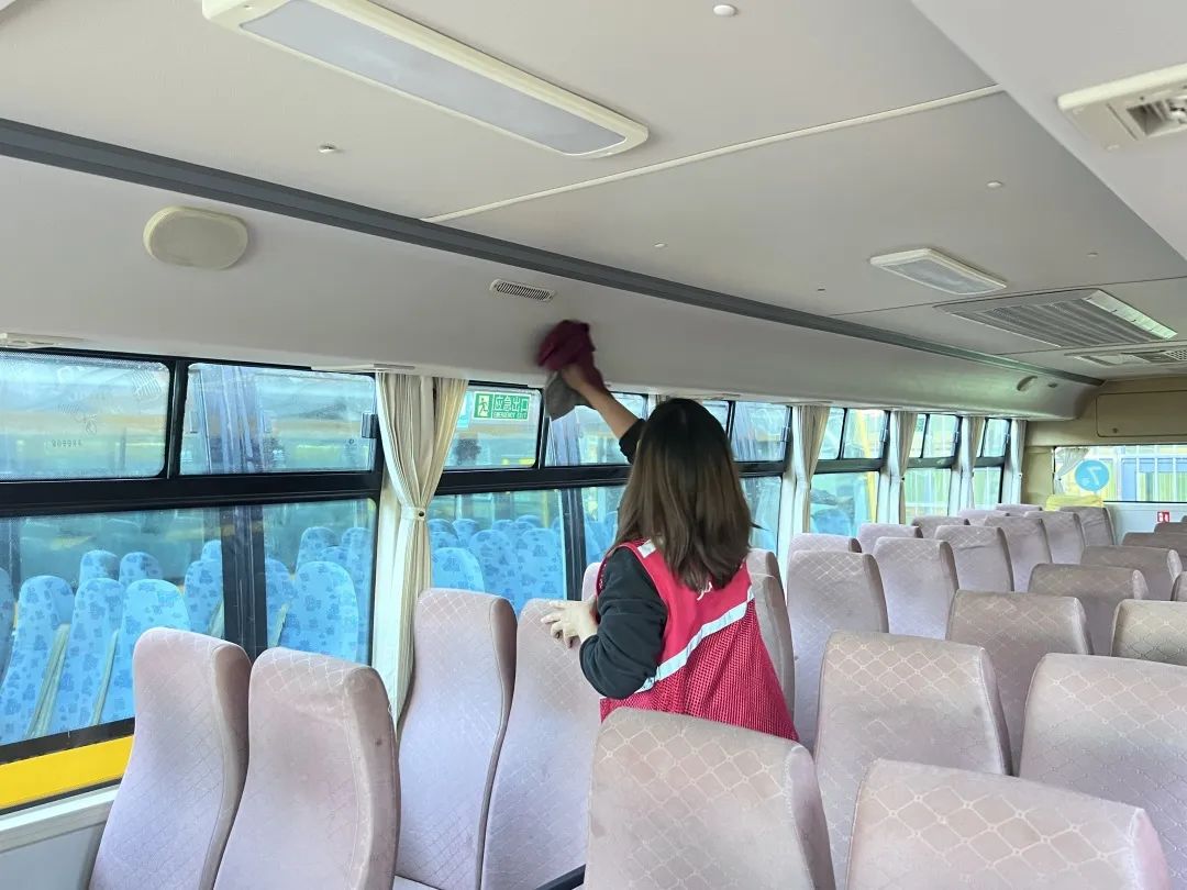 用心呵護 用愛護航 | 為確保新學(xué)期校車安全運行，校車大掃除保養(yǎng)很重要