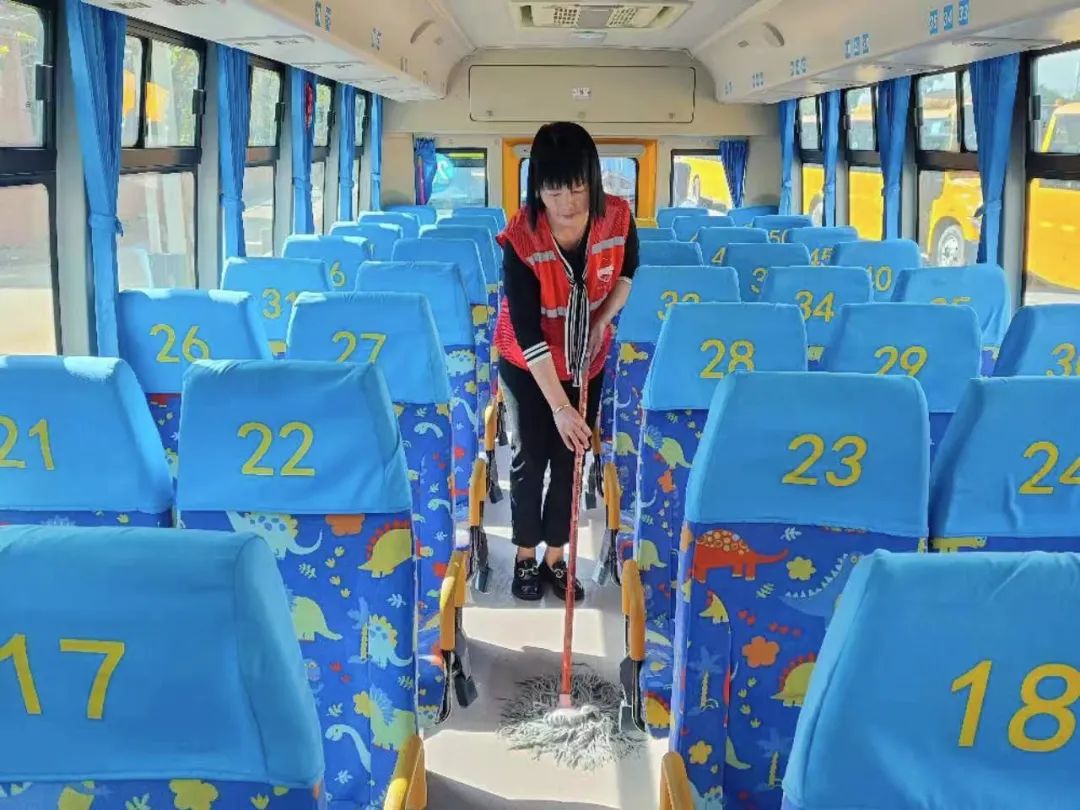 用心呵護 用愛護航 | 為確保新學(xué)期校車安全運行，校車大掃除保養(yǎng)很重要