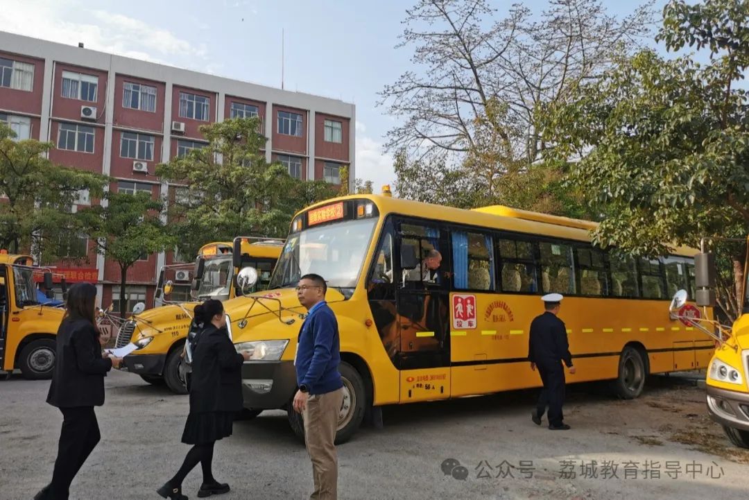 荔城街開展2024年春季開學(xué)前校車安全管理聯(lián)合大檢查/ 圖片