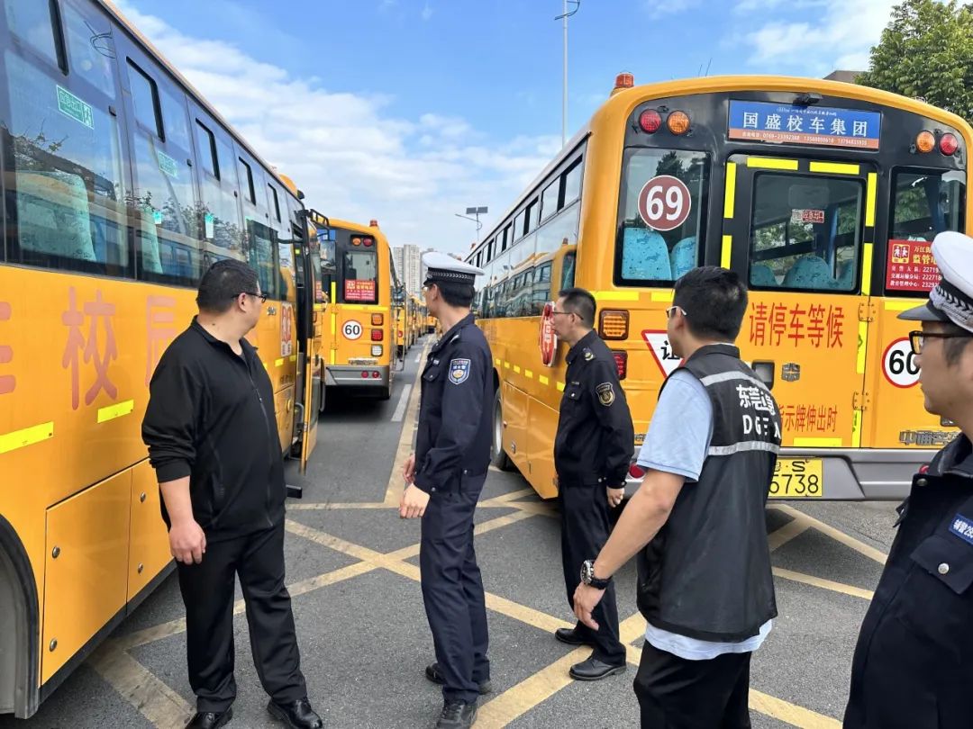 新學(xué)期啟航，萬江交警大隊(duì)攜手多方力量開展校車安全大檢查