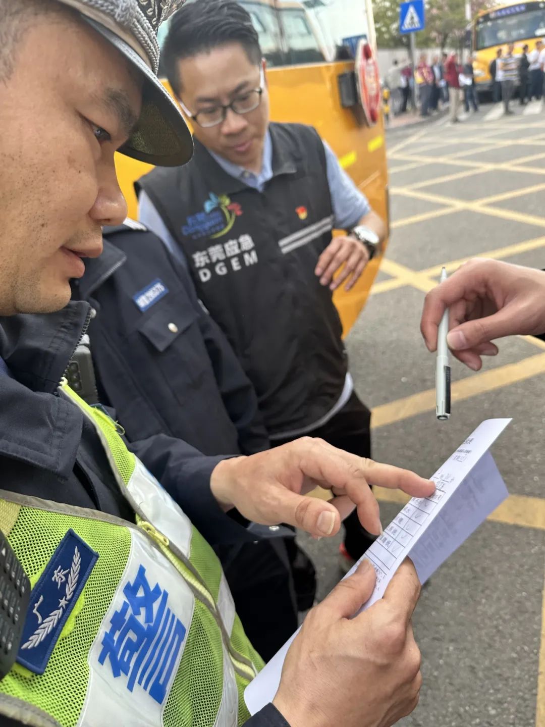 新學(xué)期啟航，萬江交警大隊(duì)攜手多方力量開展校車安全大檢查