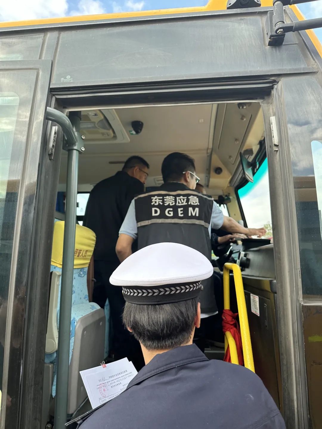 新學(xué)期啟航，萬江交警大隊(duì)攜手多方力量開展校車安全大檢查