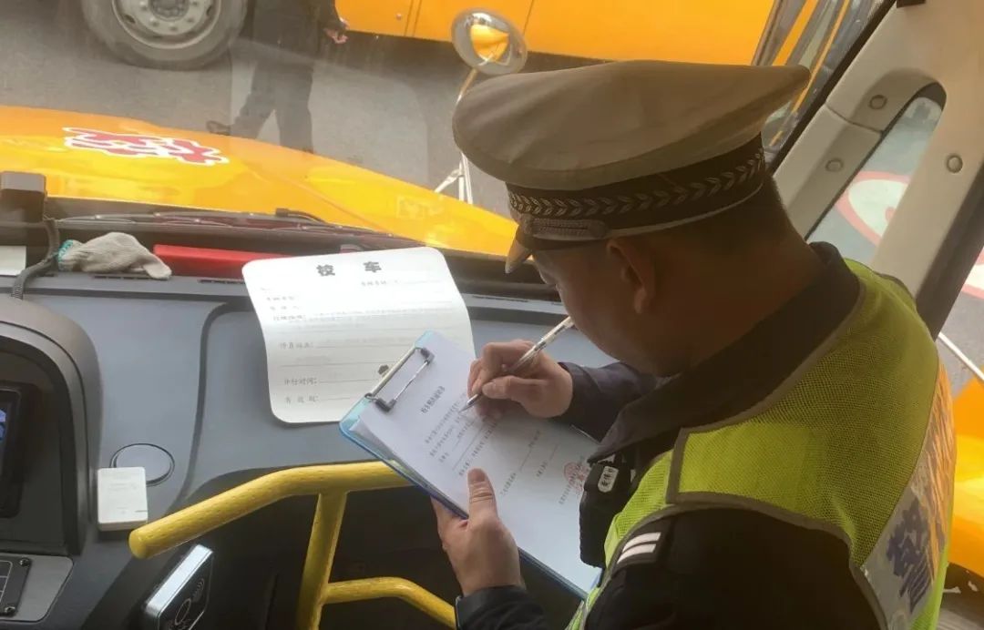 麻涌交警開展全鎮(zhèn)校車安全大檢查/ 圖片