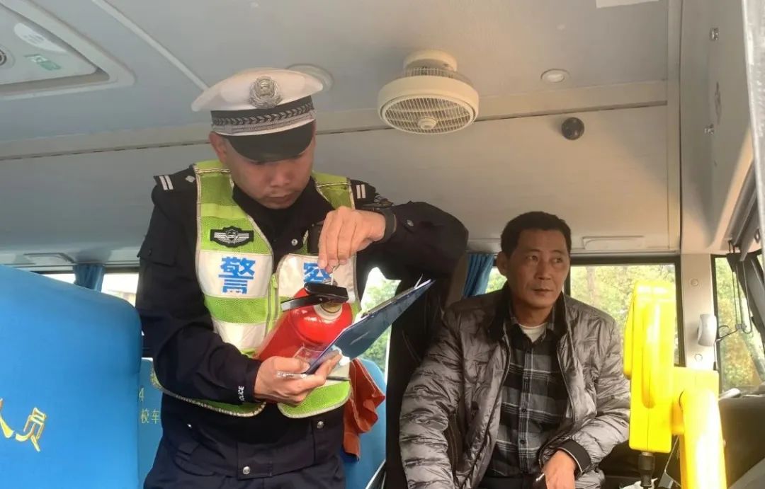 麻涌交警開展全鎮(zhèn)校車安全大檢查/ 圖片