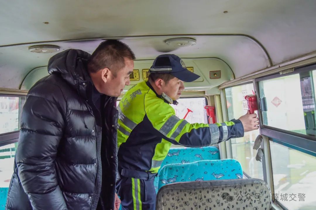 開學(xué)準(zhǔn)備第一步:校車“體檢” 圖片