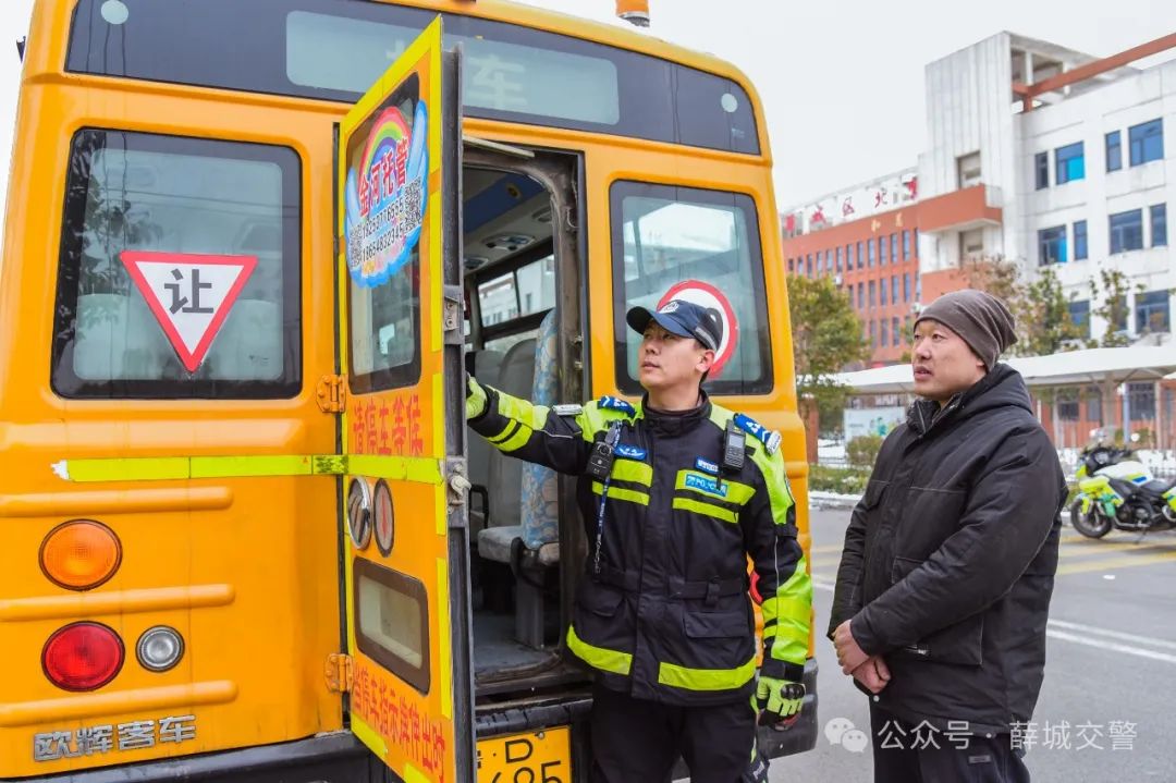 開學(xué)準(zhǔn)備第一步:校車“體檢” 圖片