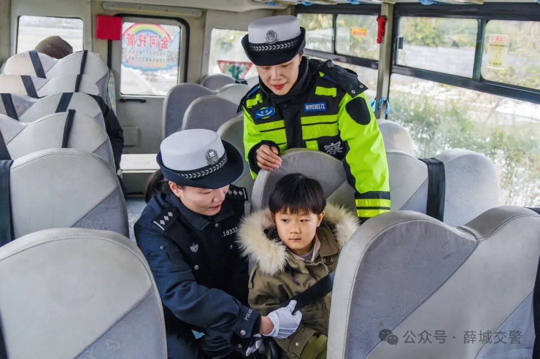 開學(xué)準(zhǔn)備第一步:校車“體檢” 圖片