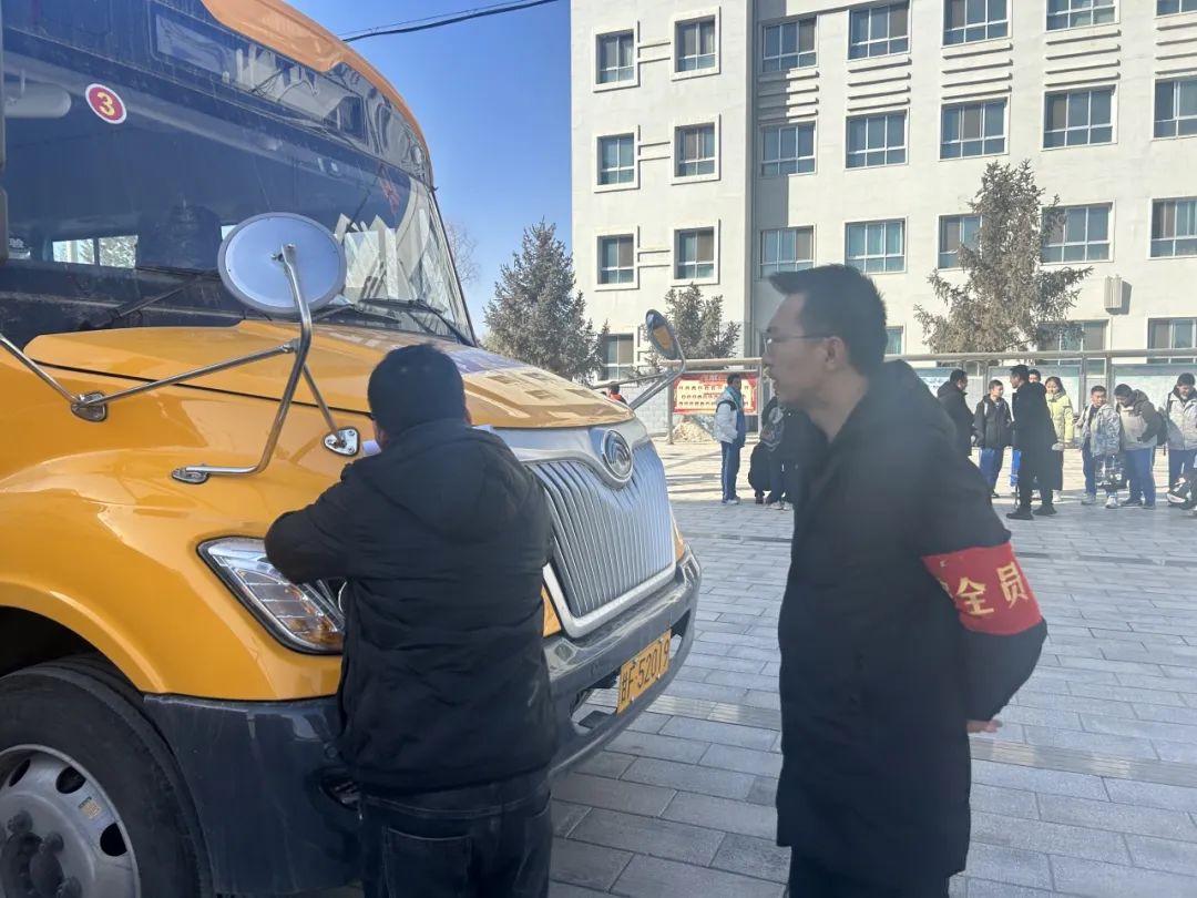 強化校車安全“大檢查” 擰緊校車出行“安全閥”—— 酒泉第五中學(xué)護航開學(xué)季