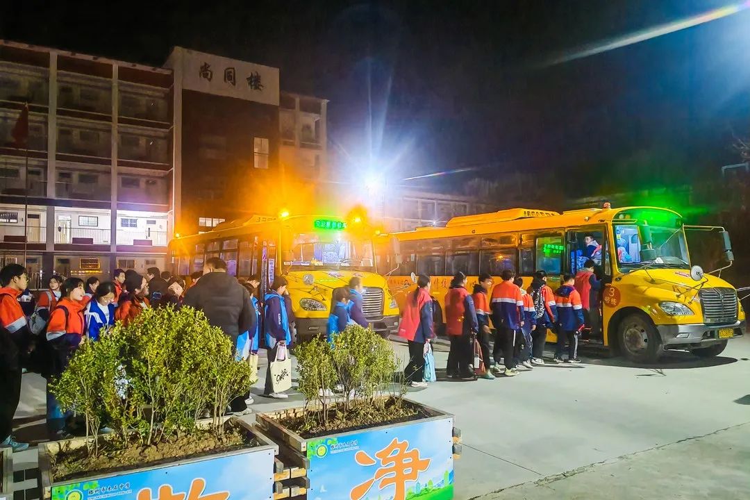 “親情校車行 溫暖求學(xué)路” 滕州市木石鎮(zhèn)木石中學(xué)校車正式開通 圖片