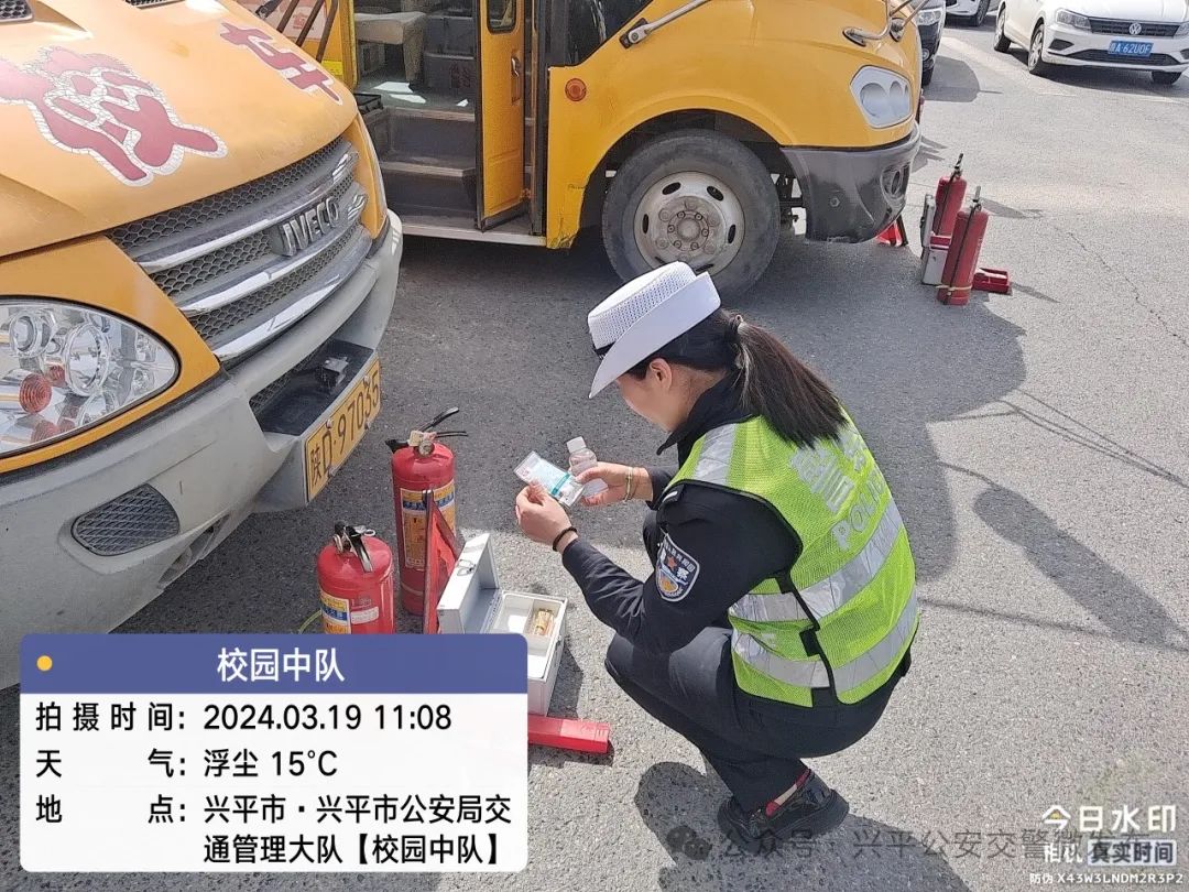 護(hù)航開(kāi)學(xué)季||興平公安交警嚴(yán)把校車(chē)“安全關(guān)” 圖片