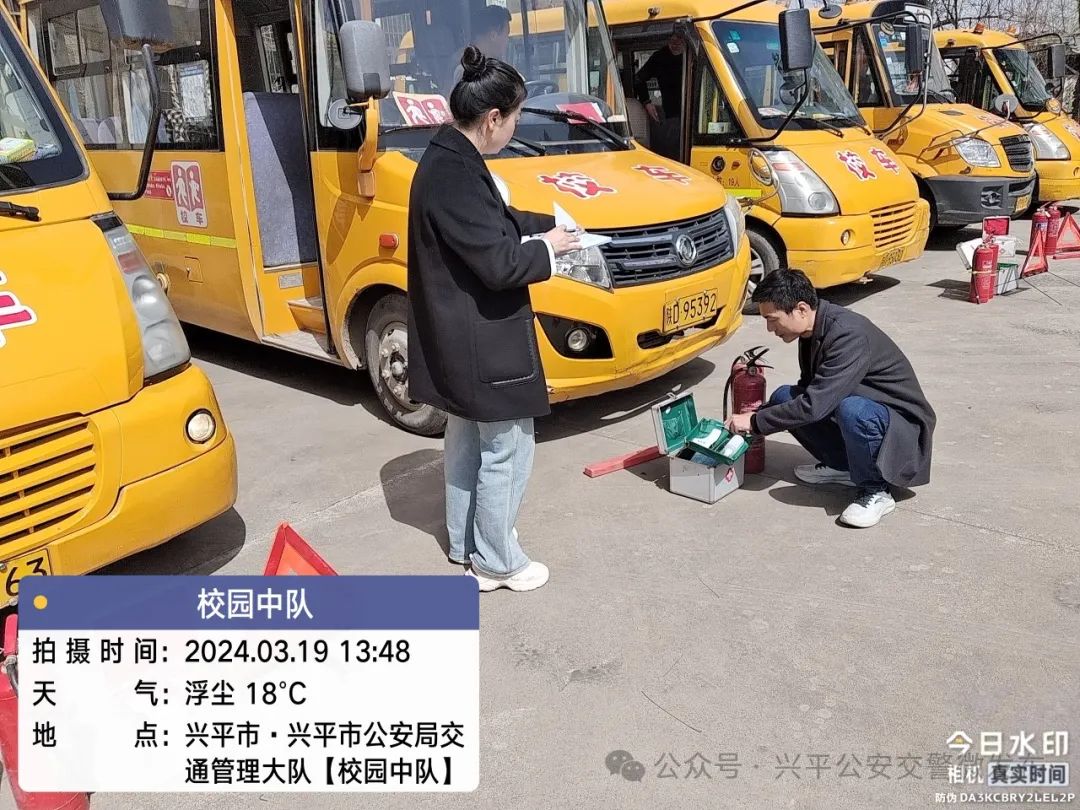 護(hù)航開(kāi)學(xué)季||興平公安交警嚴(yán)把校車(chē)“安全關(guān)” 圖片