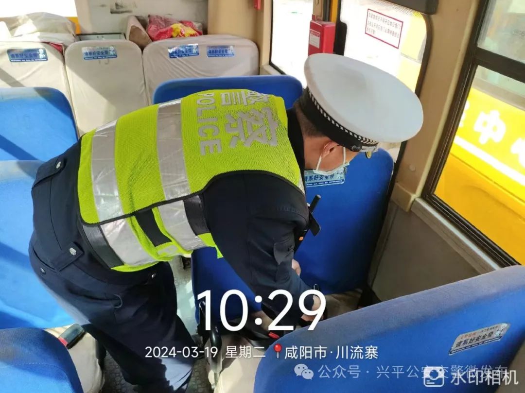 護(hù)航開(kāi)學(xué)季||興平公安交警嚴(yán)把校車(chē)“安全關(guān)” 圖片