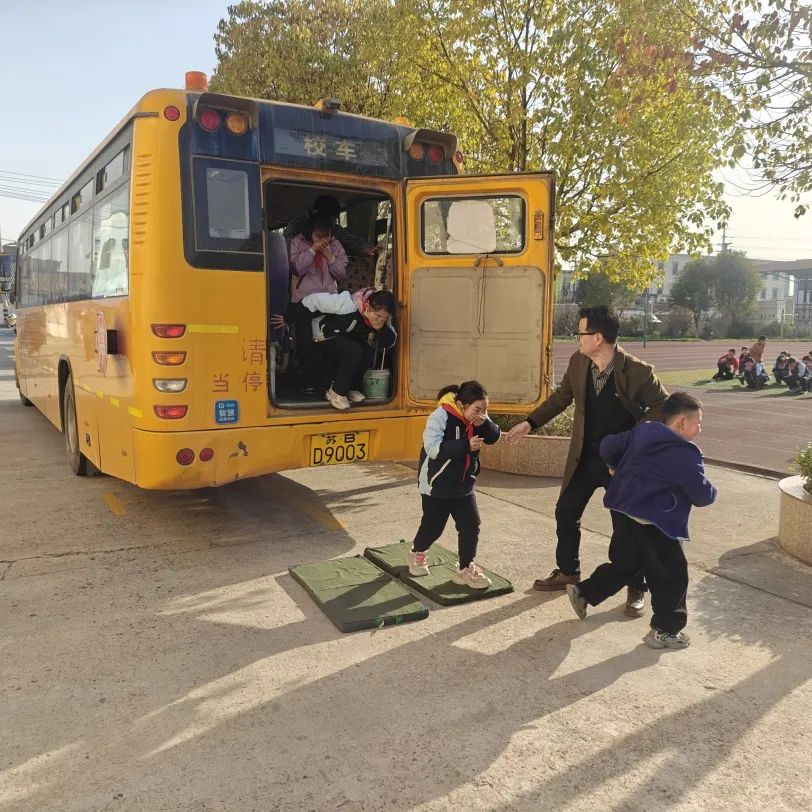 演練不松懈 安全伴童行——青陽實(shí)小旌陽分部校車著火逃生演練活動(dòng) 演練不松懈 安全伴童行——青陽實(shí)小旌陽分部校車著火逃生演練活動(dòng)