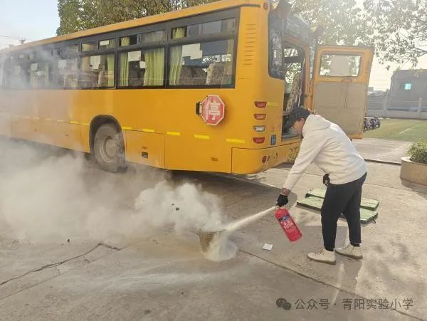 演練不松懈 安全伴童行——青陽實(shí)小旌陽分部校車著火逃生演練活動(dòng) 演練不松懈 安全伴童行——青陽實(shí)小旌陽分部校車著火逃生演練活動(dòng)