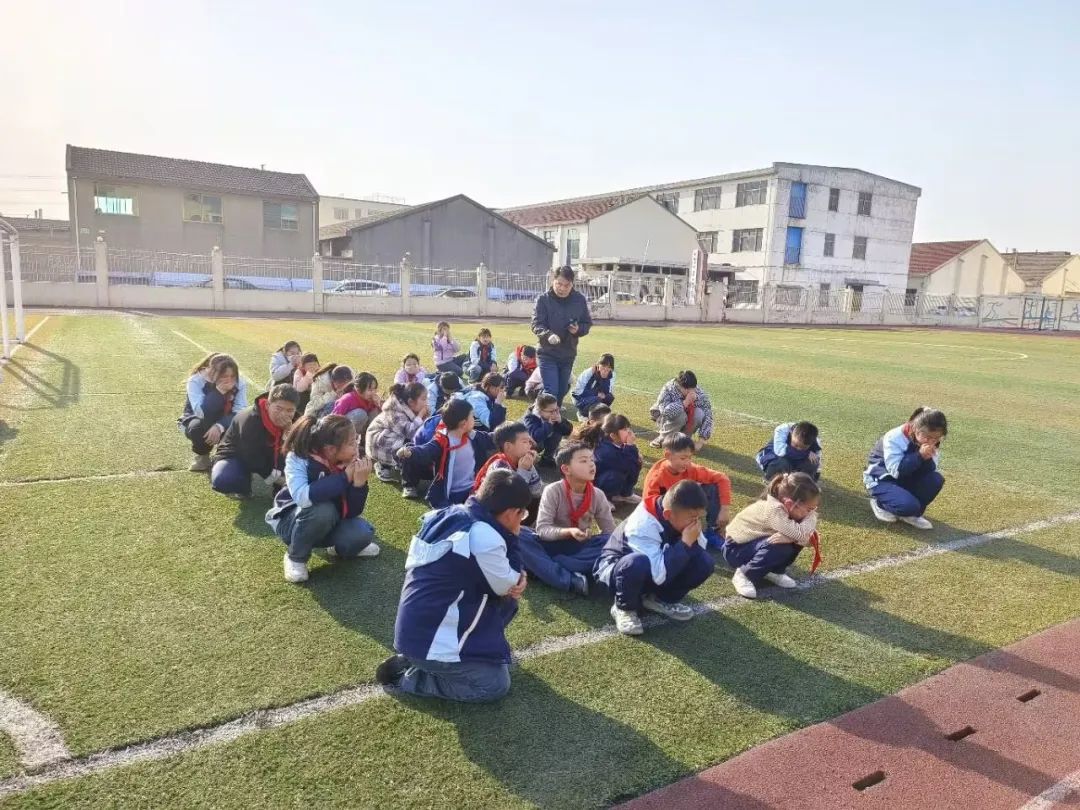 演練不松懈 安全伴童行——青陽實(shí)小旌陽分部校車著火逃生演練活動(dòng) 演練不松懈 安全伴童行——青陽實(shí)小旌陽分部校車著火逃生演練活動(dòng)