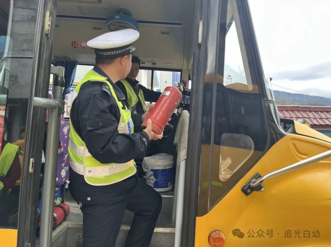 羅田縣城東幼兒園白廟河園區(qū)校車安全隱患排查/ 羅田縣城東幼兒園白廟河園區(qū)校車安全隱患排查