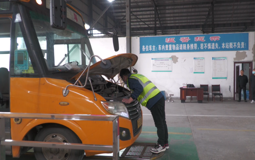安陸交警開展校車安全“體檢” 圖片