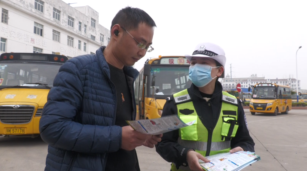 安陸交警開展校車安全“體檢” 圖片