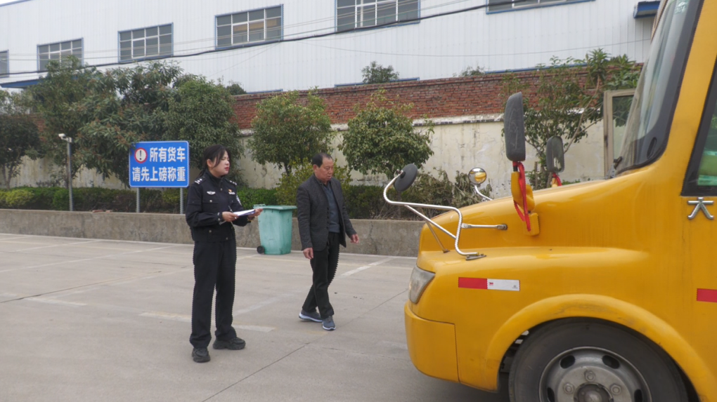 安陸交警開展校車安全“體檢” 圖片