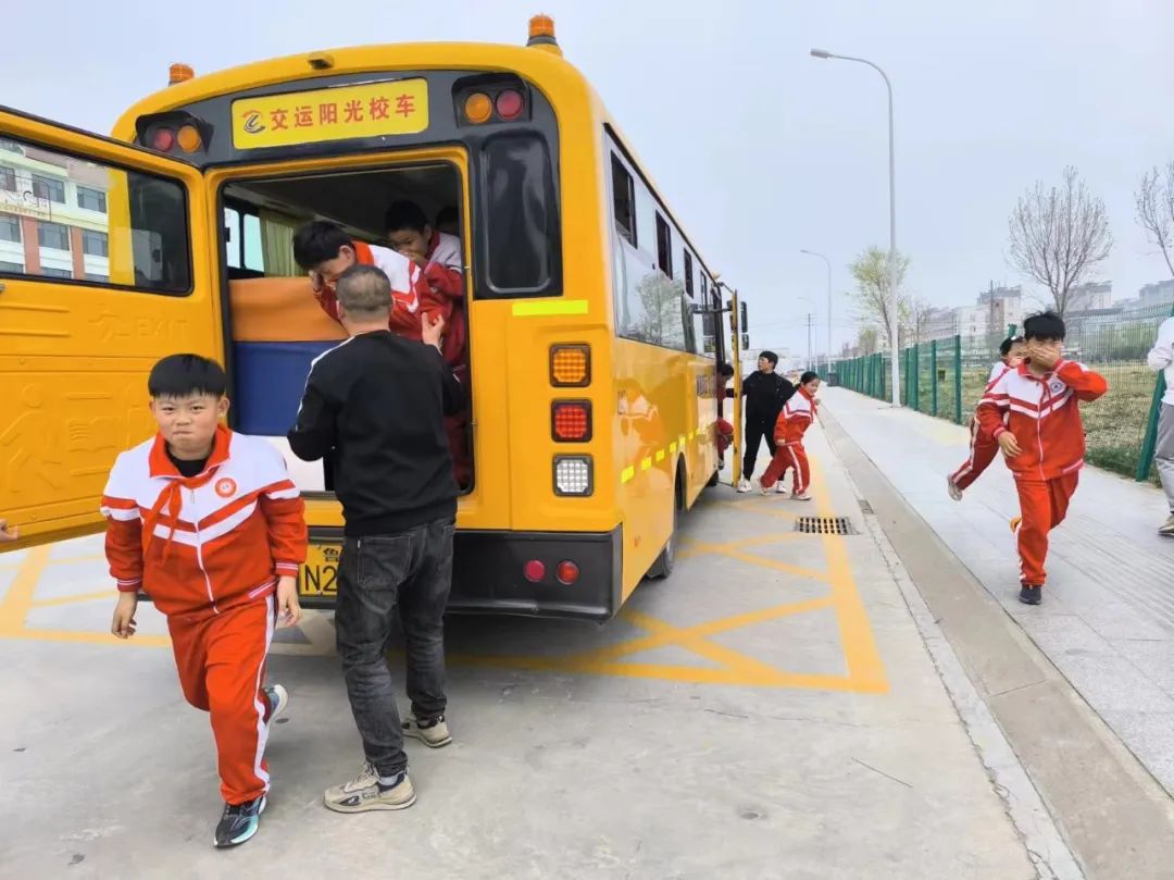 校園安全|高唐縣春長小學(xué)開展校車應(yīng)急逃生安全演練 圖片