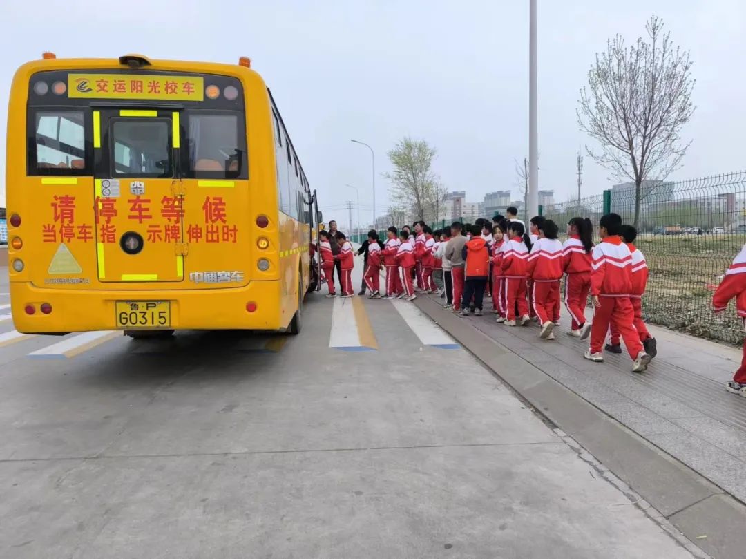 校園安全|高唐縣春長小學(xué)開展校車應(yīng)急逃生安全演練 圖片