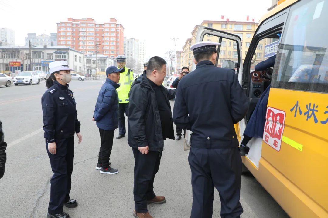 【改革強(qiáng)警】北安市公安局反恐交巡特警大隊聯(lián)合開展校車安全“大檢查” 圖片