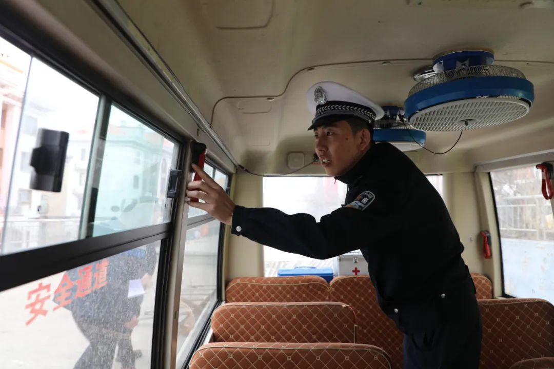 【改革強(qiáng)警】北安市公安局反恐交巡特警大隊聯(lián)合開展校車安全“大檢查” 圖片