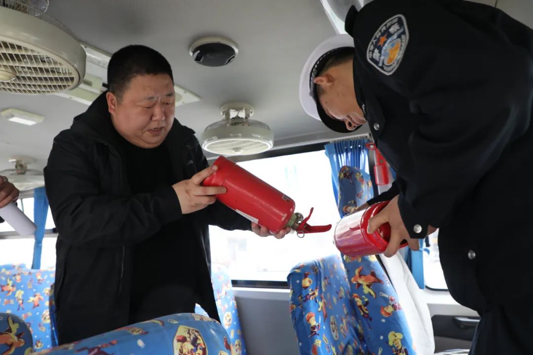 【改革強(qiáng)警】北安市公安局反恐交巡特警大隊聯(lián)合開展校車安全“大檢查” 圖片