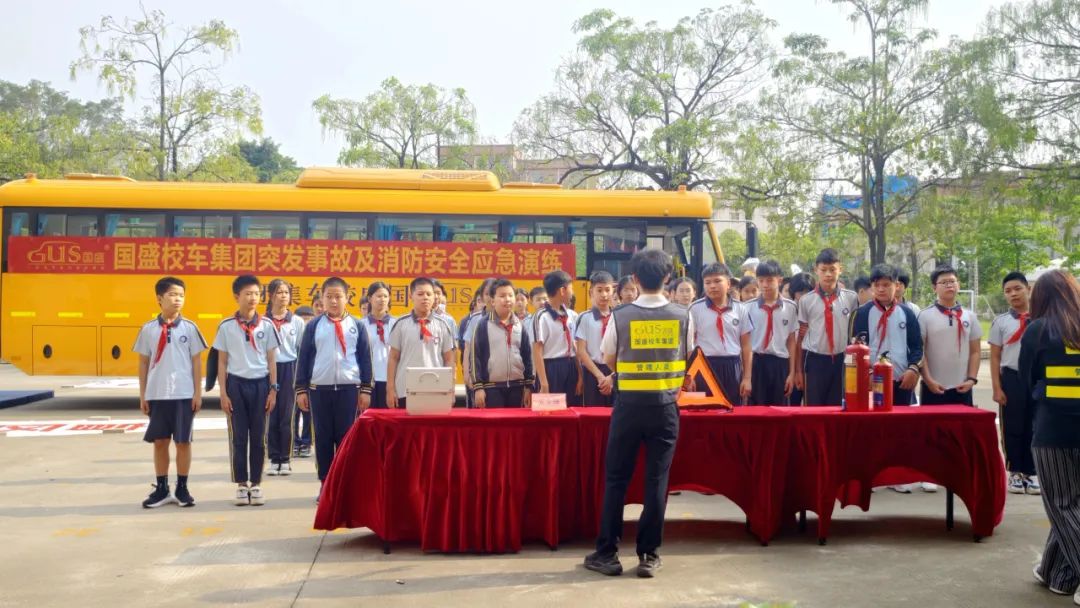 加強校車管理 筑牢安全防線——洪梅鎮(zhèn)第二小學開展校車消防應急疏散演練活動 圖片