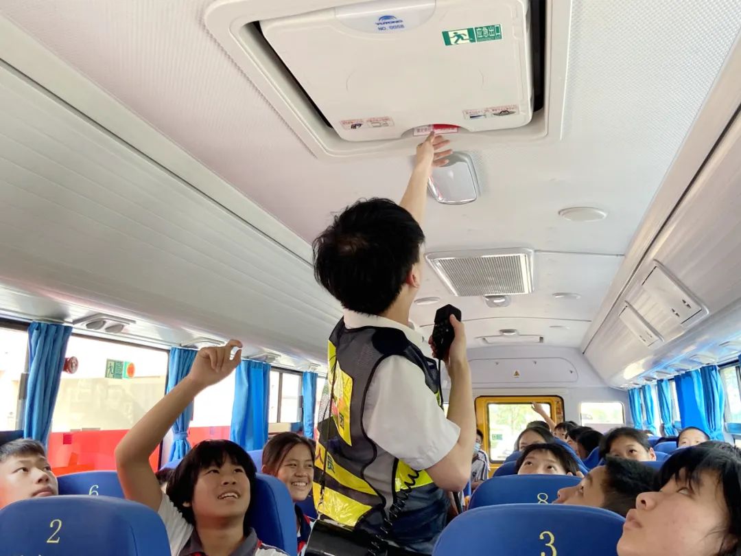 加強校車管理 筑牢安全防線——洪梅鎮(zhèn)第二小學開展校車消防應急疏散演練活動 加強校車管理 筑牢安全防線——洪梅鎮(zhèn)第二小學開展校車消防應急疏散演練活動