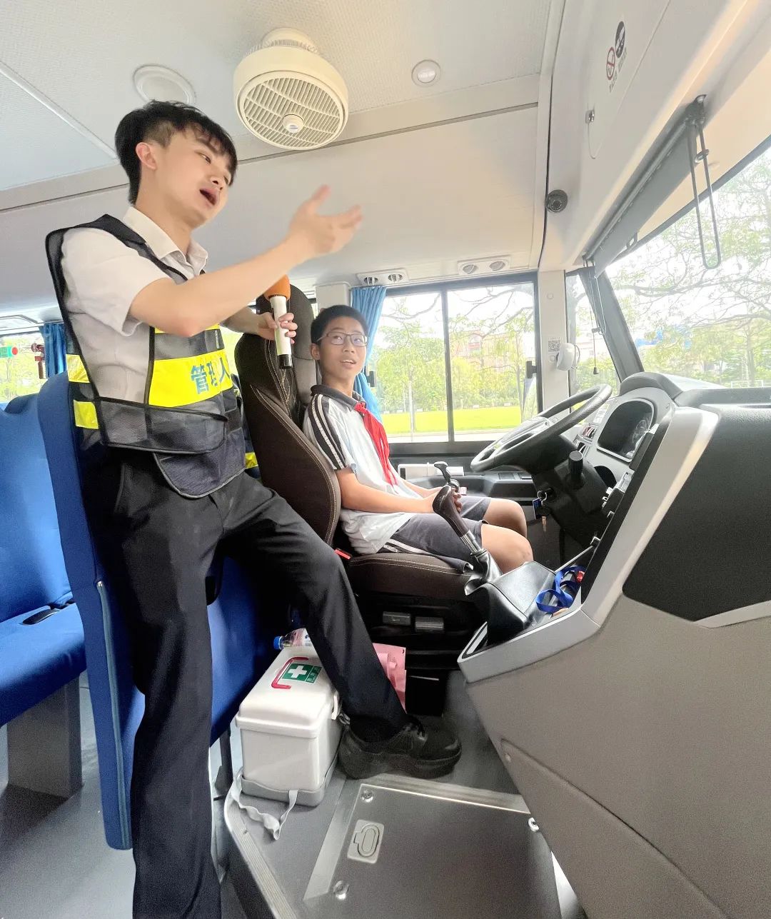 加強校車管理 筑牢安全防線——洪梅鎮(zhèn)第二小學開展校車消防應急疏散演練活動 圖片