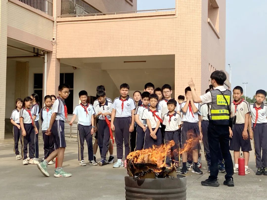 加強校車管理 筑牢安全防線——洪梅鎮(zhèn)第二小學開展校車消防應急疏散演練活動 圖片