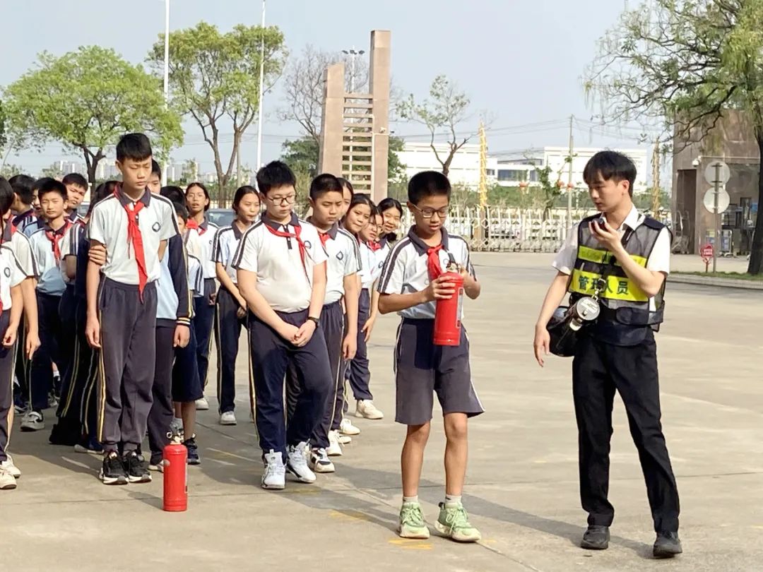 加強校車管理 筑牢安全防線——洪梅鎮(zhèn)第二小學開展校車消防應急疏散演練活動 圖片