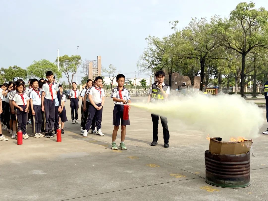 加強校車管理 筑牢安全防線——洪梅鎮(zhèn)第二小學開展校車消防應急疏散演練活動 圖片