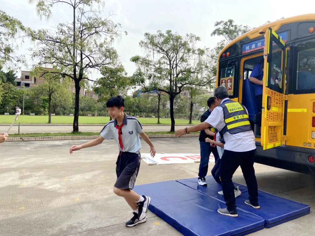 加強校車管理 筑牢安全防線——洪梅鎮(zhèn)第二小學開展校車消防應急疏散演練活動 加強校車管理 筑牢安全防線——洪梅鎮(zhèn)第二小學開展校車消防應急疏散演練活動