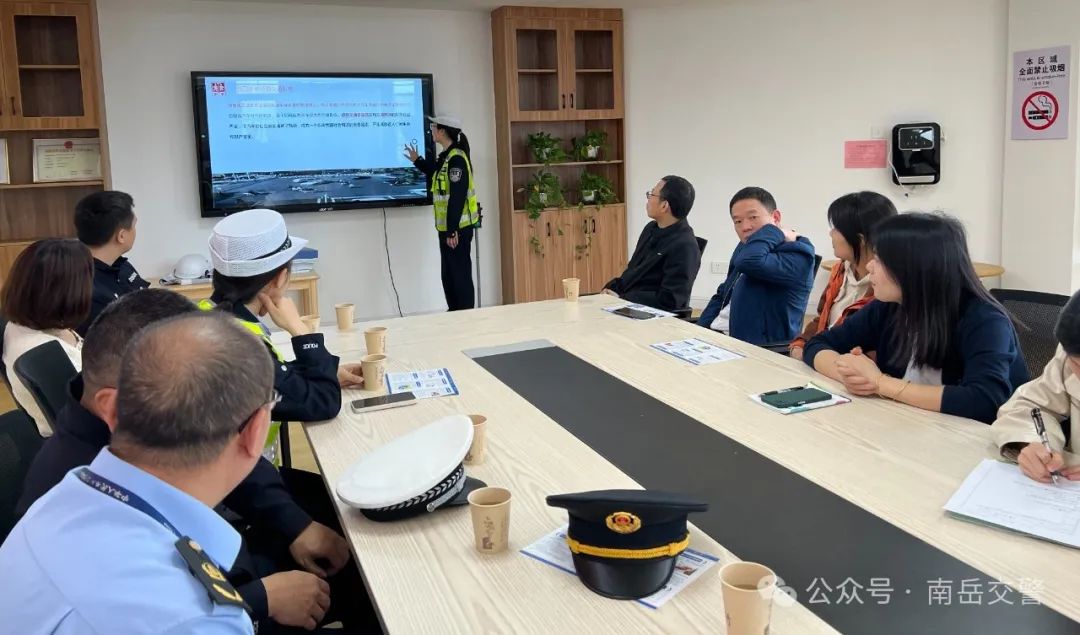 南岳交警開展校車駕駛員培訓(xùn)暨校車安全大檢查/ 圖片