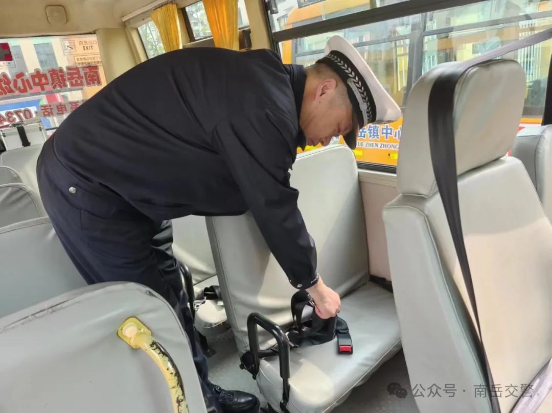 南岳交警開展校車駕駛員培訓(xùn)暨校車安全大檢查/ 圖片