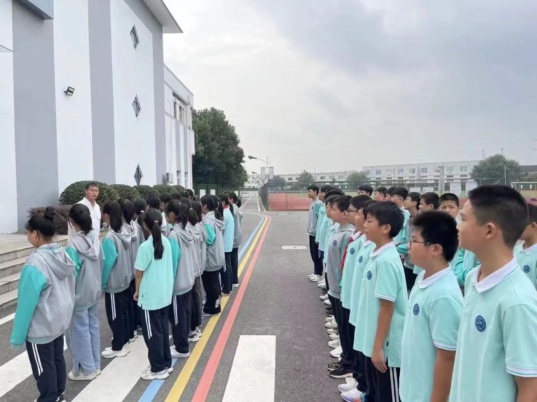 橫林初級中學(xué)開展校車安全演練活動/ 橫林初級中學(xué)開展校車安全演練活動