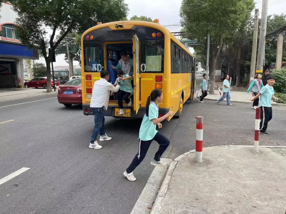 橫林初級中學(xué)開展校車安全演練活動/ 橫林初級中學(xué)開展校車安全演練活動