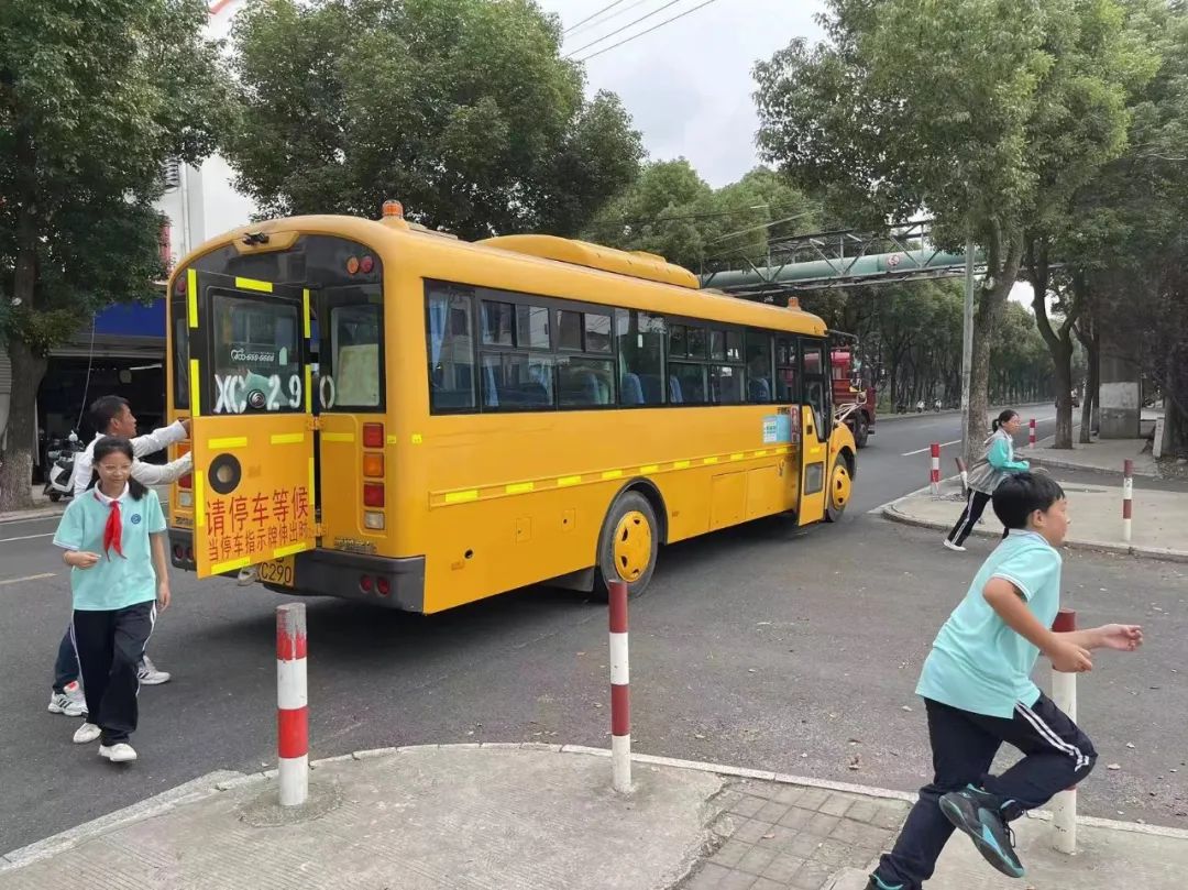 橫林初級中學(xué)開展校車安全演練活動/ 橫林初級中學(xué)開展校車安全演練活動
