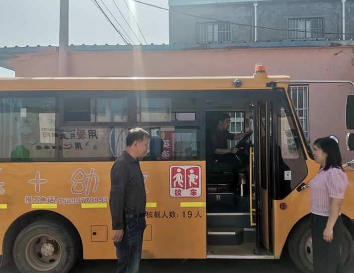 洪河屯鄉(xiāng)中心校:開展校車安全檢查,牢筑交通安全防線 圖片