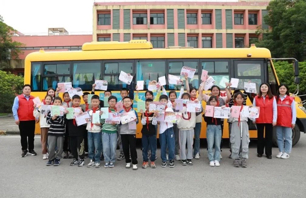 幸福校車 一路“童”行 圖片
